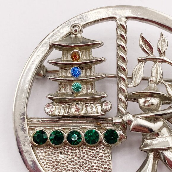 VINTAGE Silver tone metal and green rhinestone Asian scene brooch ~ c. 1950s pin - Picture 5 of 10